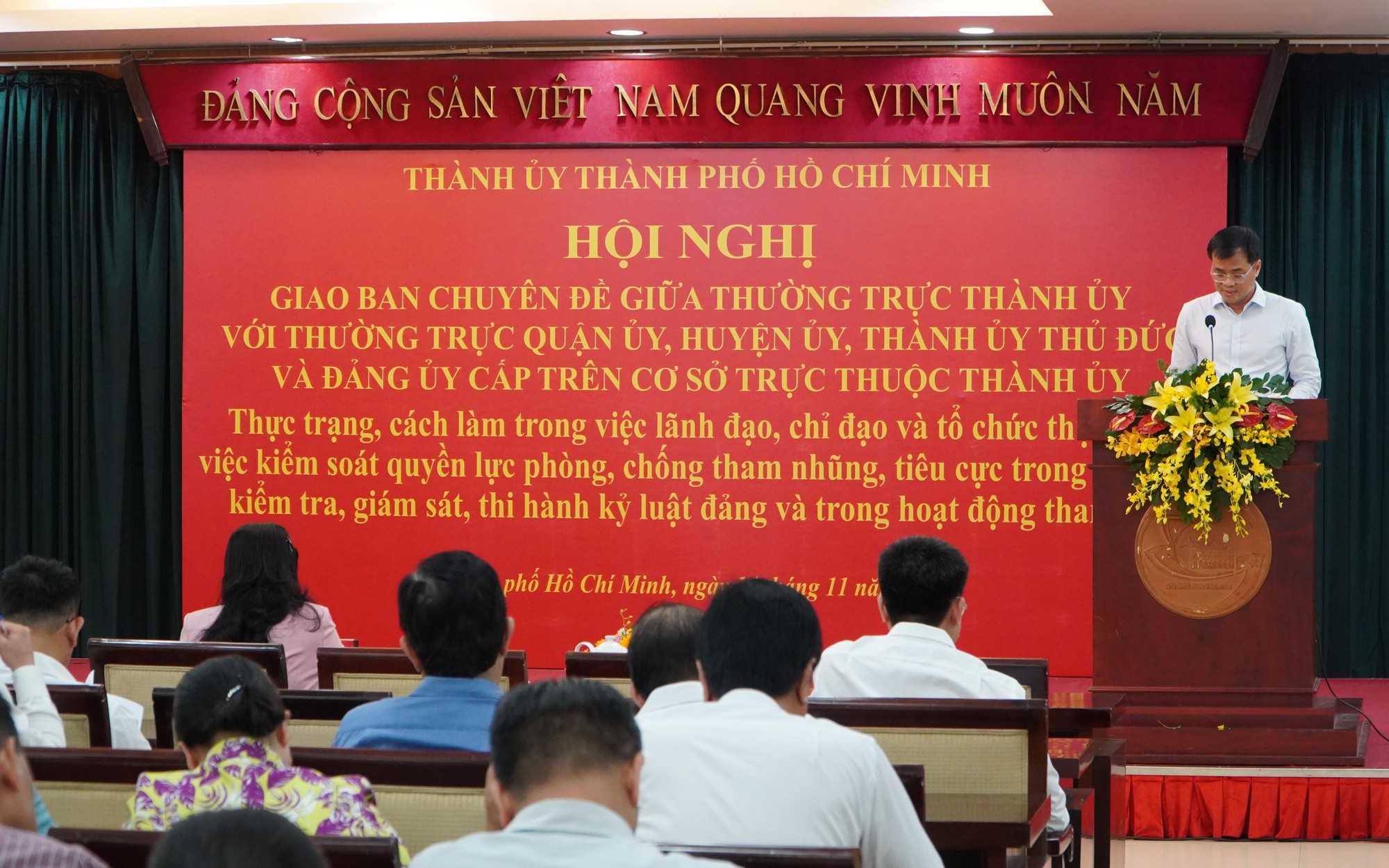 Thành viên đoàn Thanh tra quận 1 nhận những 