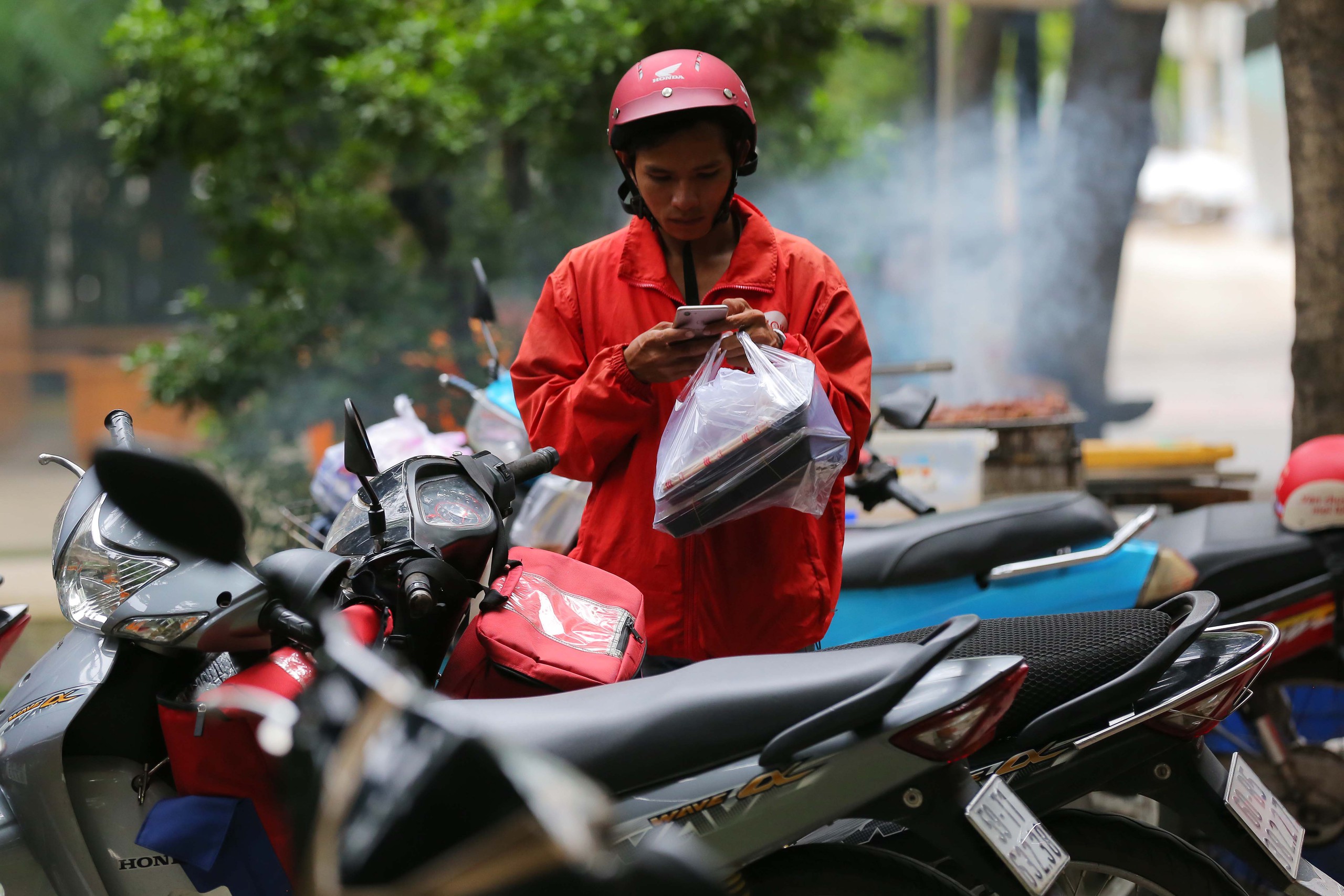 Chuộng mua cà phê, trà sữa mang đi, để lại rác thải nhựa khổng lồ- Ảnh 3.