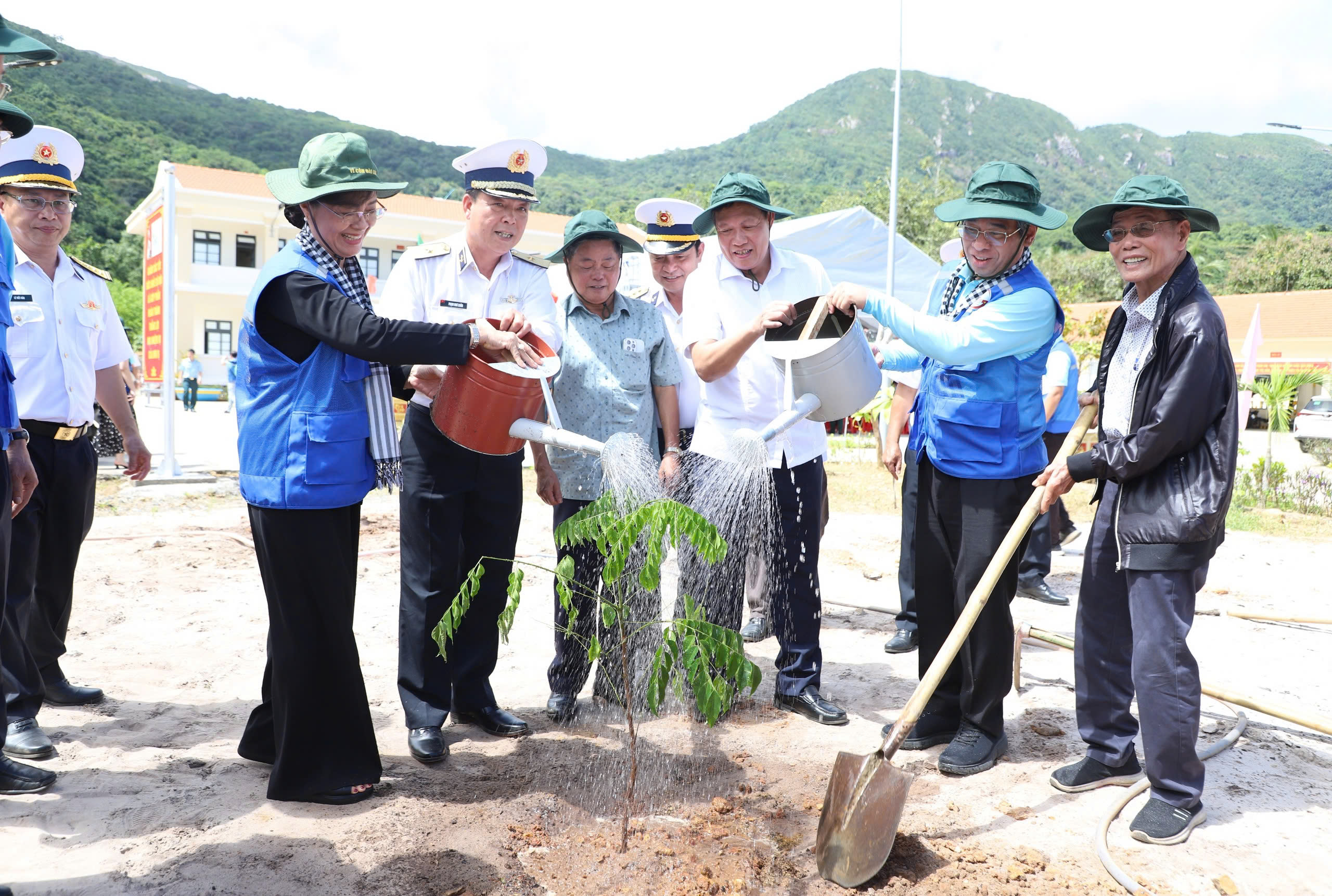 Đoàn đại biểu TP HCM thăm và tặng quà cho cán bộ, chiến sĩ huyện Côn Đảo- Ảnh 4.