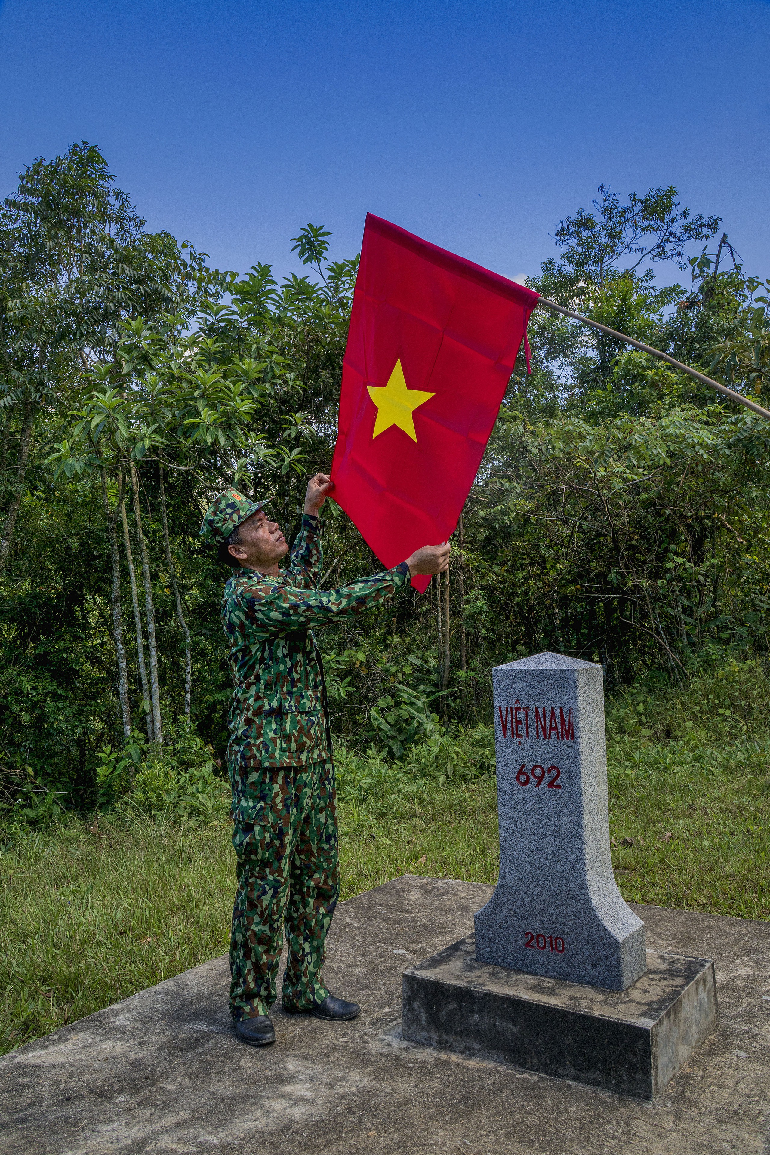 Ảnh đẹp trong tuần: Cờ Tổ quốc ở vùng cao- Ảnh 4.