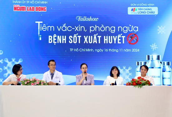 Các bác sĩ, chuyên gia dịch tễ tham dự phần talkshow và tư vấn trực tuyến cho bạn đọc Báo Người Lao Động sáng 16-11  Ảnh: HOÀNG TRIỀU