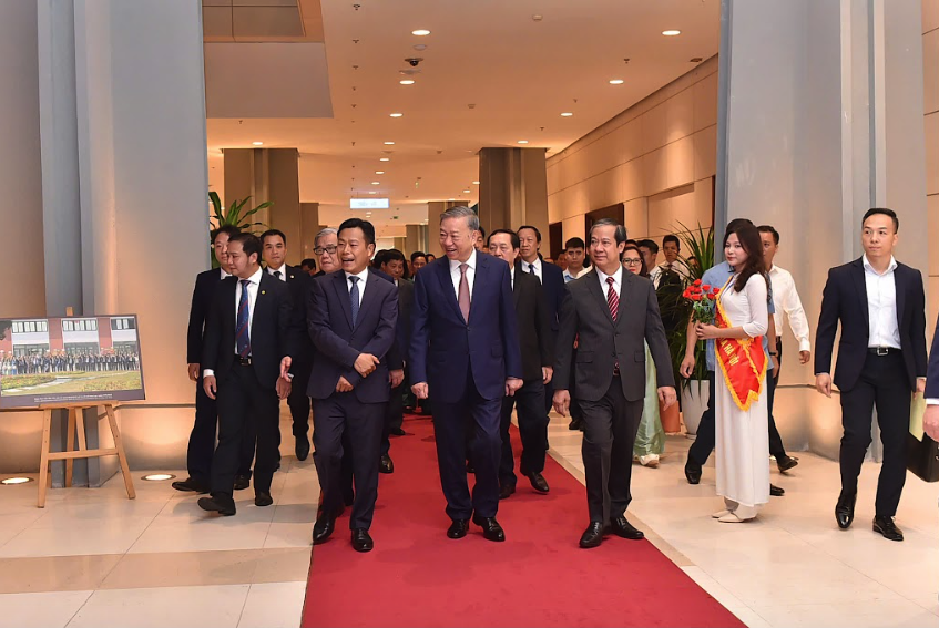 ທ່ານເລຂາທິການໃຫຍ່ To Lam: ຮັບປະກັນງົບປະມານແຫ່ງລັດຕ້ອງໃຊ້ຈ່າຍໃນການສຶກສາຢ່າງໜ້ອຍ 20% - ຮູບທີ 2. Tổng Bí thư Tô Lâm: Bảo đảm ngân sách nhà nước chi cho giáo dục tối thiểu 20%- Ảnh 2.