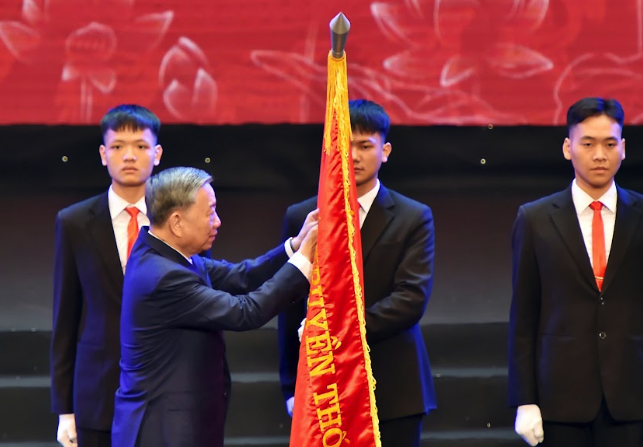 ທ່ານເລຂາທິການໃຫຍ່ To Lam: ຮັບປະກັນງົບປະມານແຫ່ງລັດຕ້ອງໃຊ້ຈ່າຍໃນການສຶກສາຢ່າງໜ້ອຍ 20% - ຮູບທີ 3. Tổng Bí thư Tô Lâm: Bảo đảm ngân sách nhà nước chi cho giáo dục tối thiểu 20%- Ảnh 3.