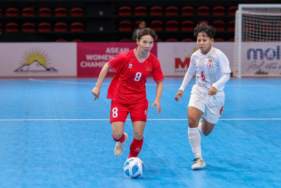 Chờ tuyển futsal nữ Việt (trái) lên ngôi hậu Ảnh: VFF