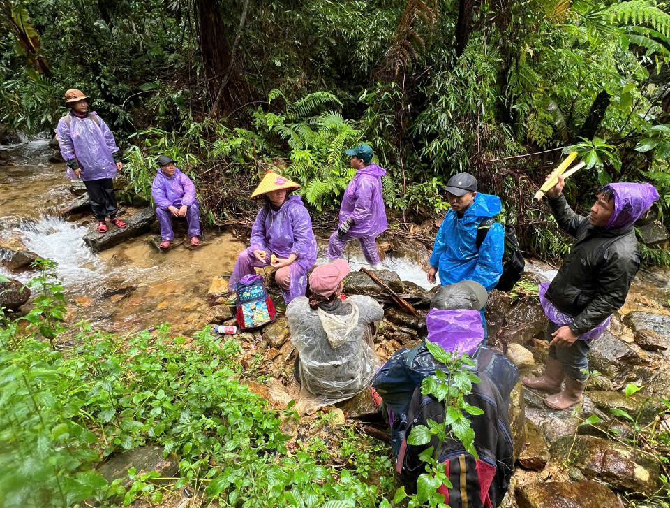 Công an cứu được 3 người trong một gia đình gặp nạn giữa cánh đồng- Ảnh 3.