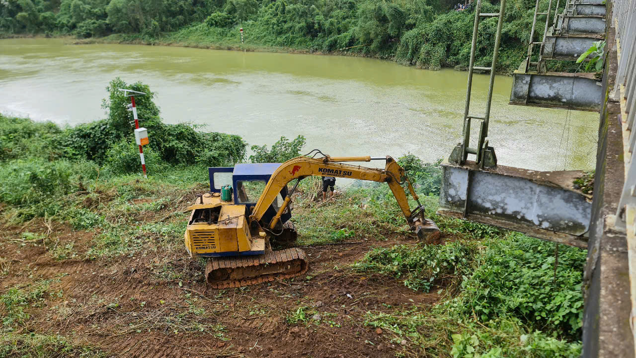 Thông tin mới nhất vụ xe rác chở 2 người bị rơi khỏi cầu treo - Ảnh 3.