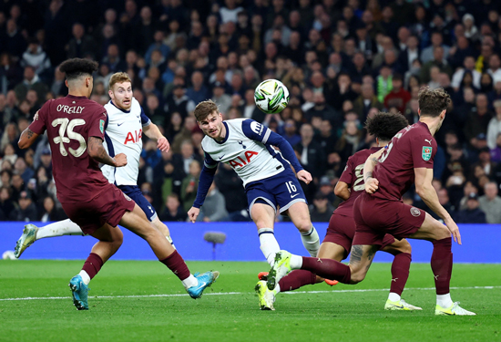 Dàn cầu thủ chủ chốt trở lại sẽ giúp Man City (giữa) đối đầu sòng phẳng với Tottenham. Ảnh: REUTERS