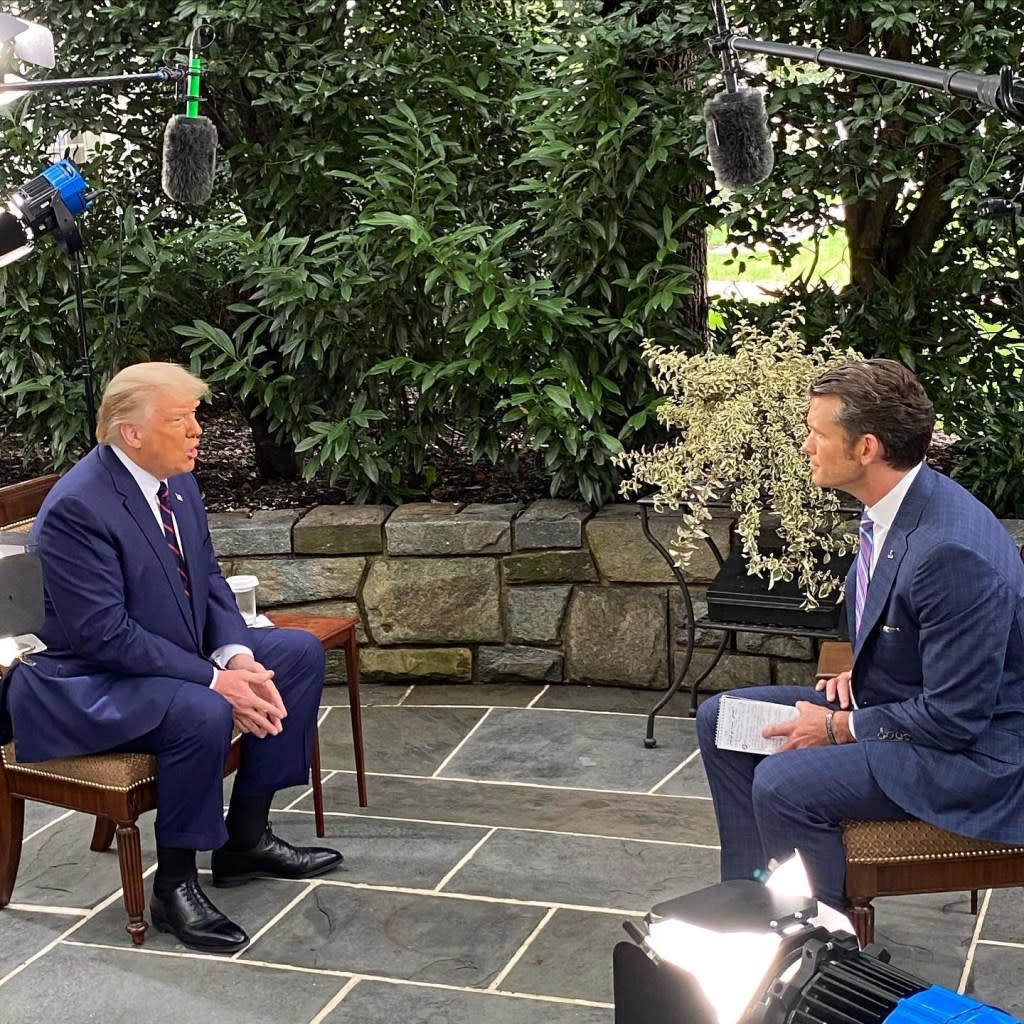 Ông Hegseth trong một lần phỏng vấn ông Trump. Ảnh: Facebook
