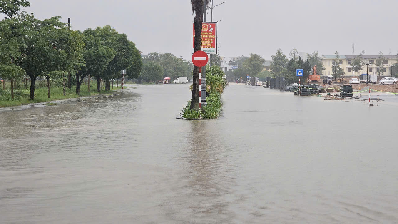 Bất chấp lũ đạt đỉnh, nhóm thanh thiếu niên ra sông Hương... tắm- Ảnh 6.