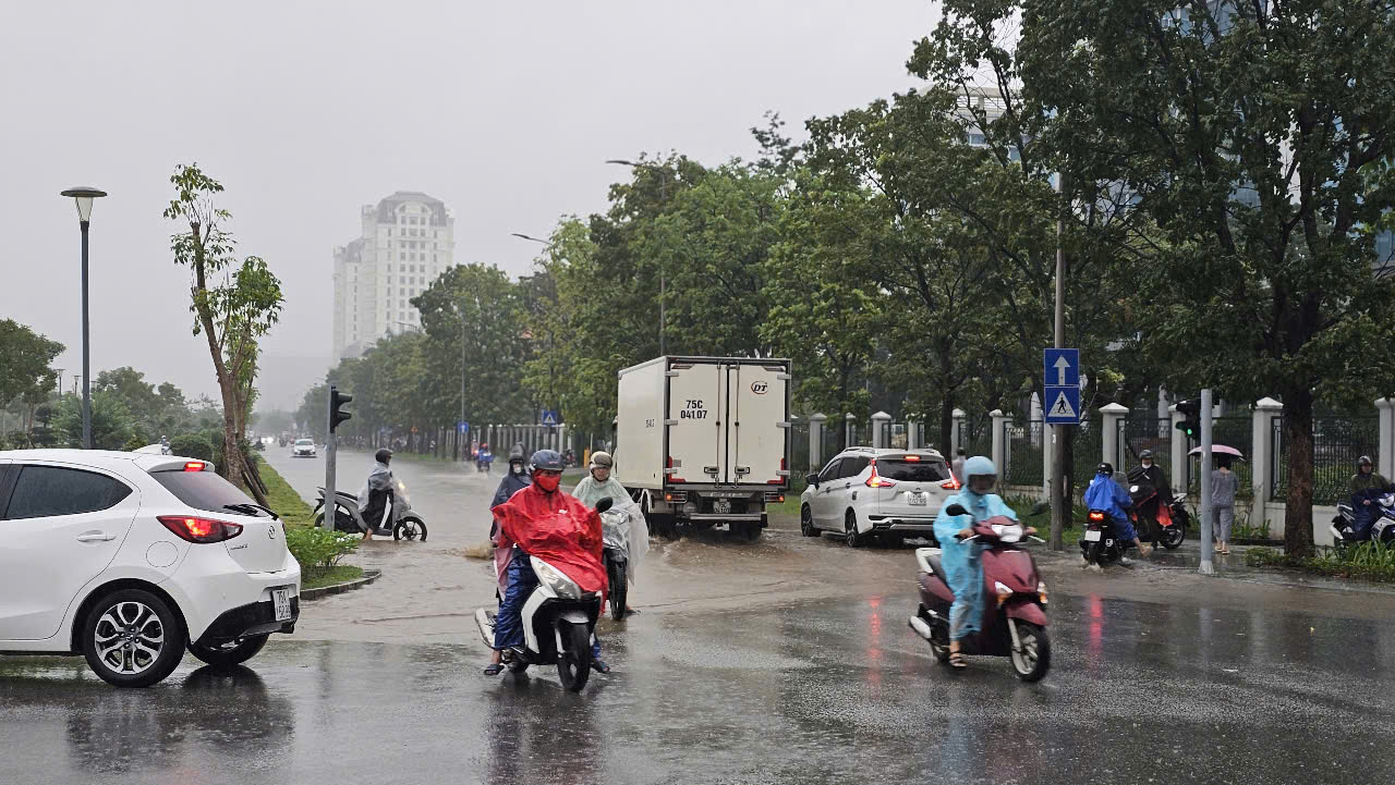 Bất chấp lũ đạt đỉnh, nhóm thanh thiếu niên ra sông Hương... tắm- Ảnh 4.