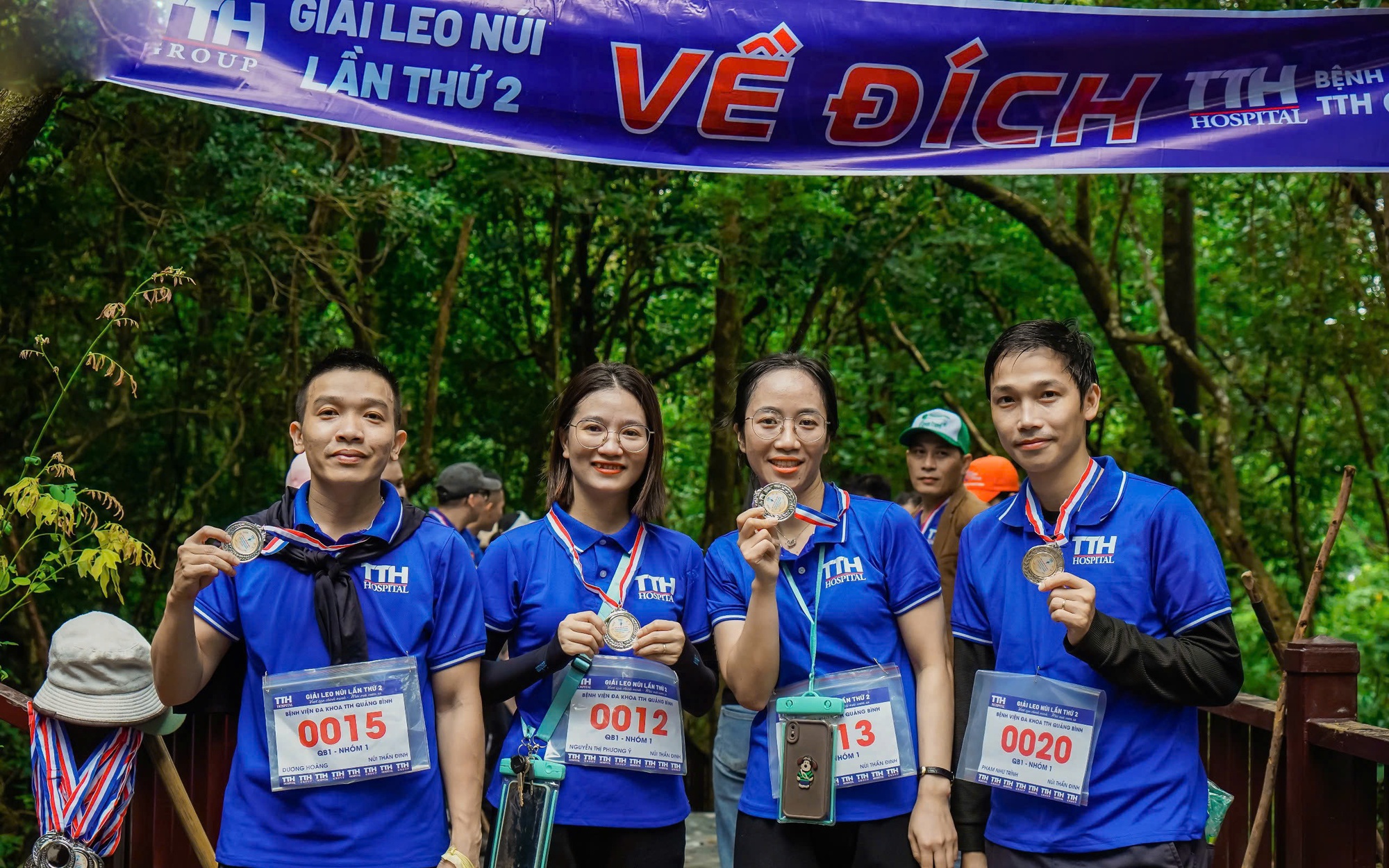 Nguyễn Mạnh Duy và Quốc kỳ Việt Nam trên đỉnh Everest - Ảnh 2.