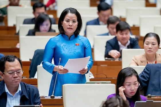 Đại biểu Nguyễn Hoàng Bảo Trân (tỉnh Bình Dương) phát biểu góp ý Luật Việc làm (sửa đổi) Ảnh: HỒ LONG