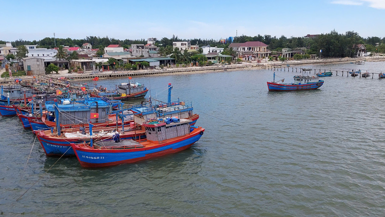Tàu thuyền của ngư dân vào neo đậu ở dưới chân cầu Cửa Việt bắc qua cửa biển