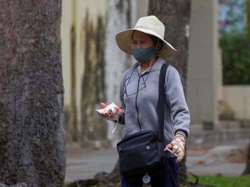 Lao động ngoài trời đối mặt nhiều rủi ro nhưng chưa được hỗ trợ, bảo vệ Ảnh: HOÀNG TRIỀU