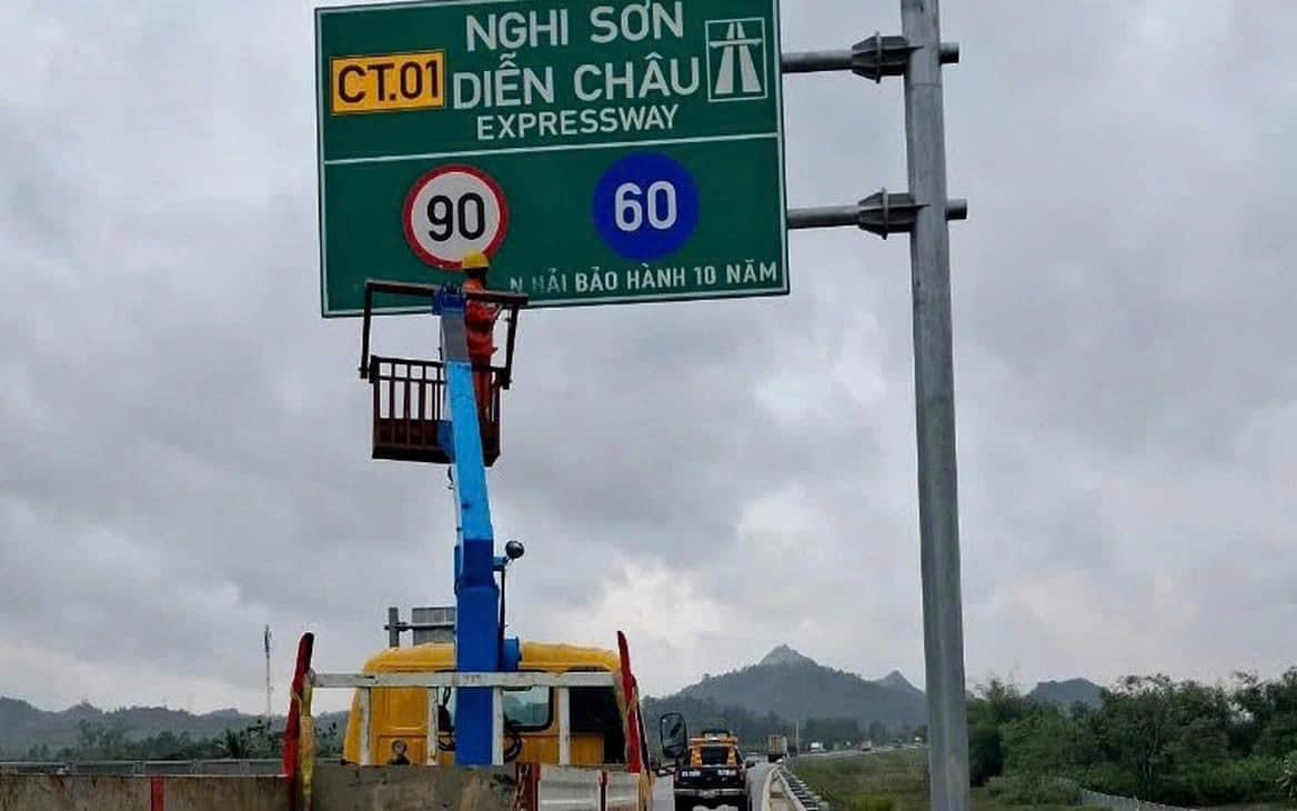 Lần đầu tiên TP HCM lắp biển báo phát sáng- Ảnh 2.