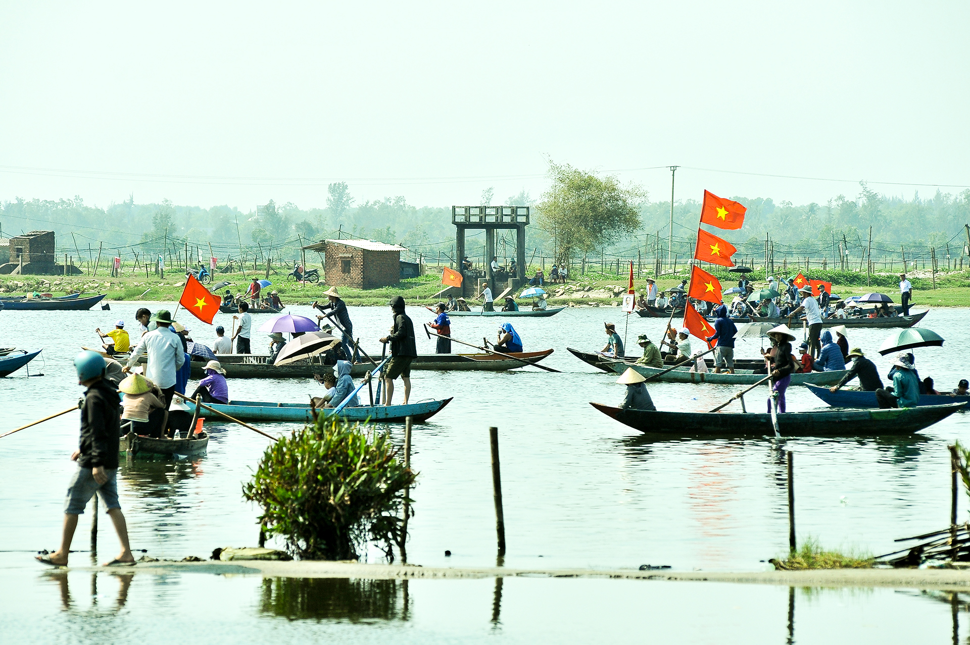 Sông quê ngày hội. Ảnh: PHẠM HUY ĐẰNG