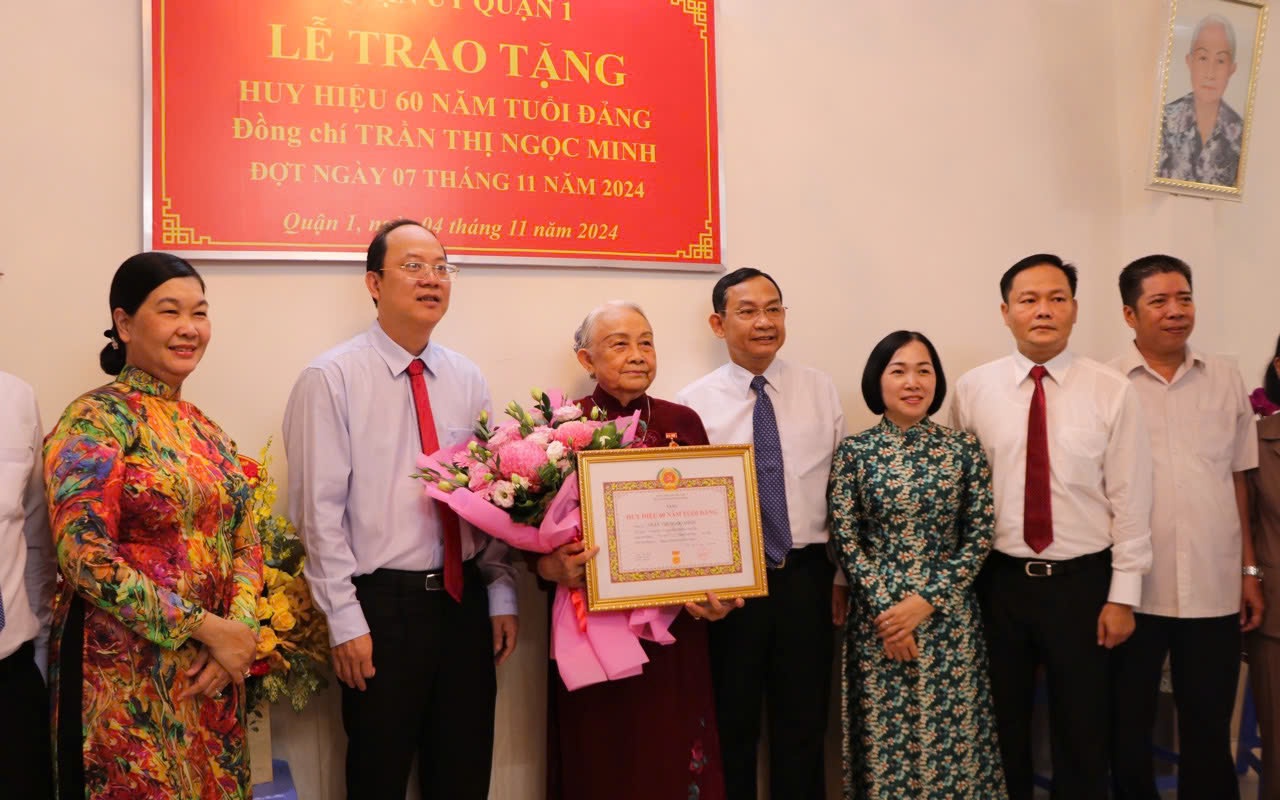 Ông Nguyễn Văn Chi nhận Huy hiệu 60 năm tuổi Đảng  - Ảnh 2.