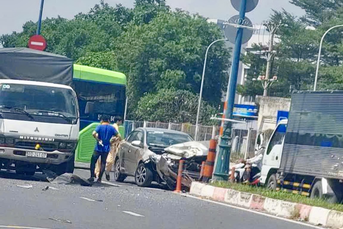 Taxi công nghệ bị hai xe tải tông liên tiếp- Ảnh 1. Taxi công nghệ bị hai xe tải tông liên tiếp- Ảnh 1.