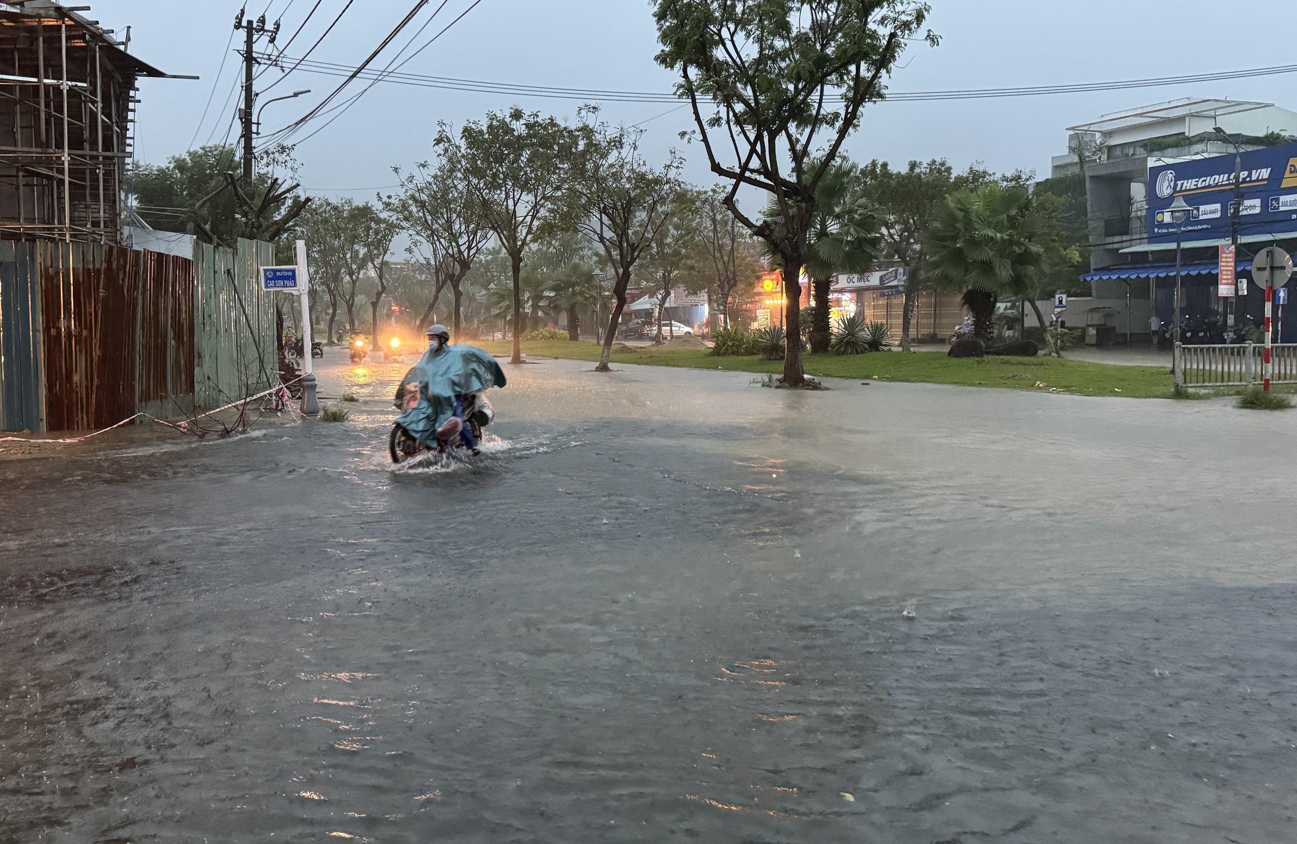 Người dân Đà Nẵng đang “lội nước” ở khắp các nẻo đường, nhiều trường thông báo nghỉ học - Ảnh 4.