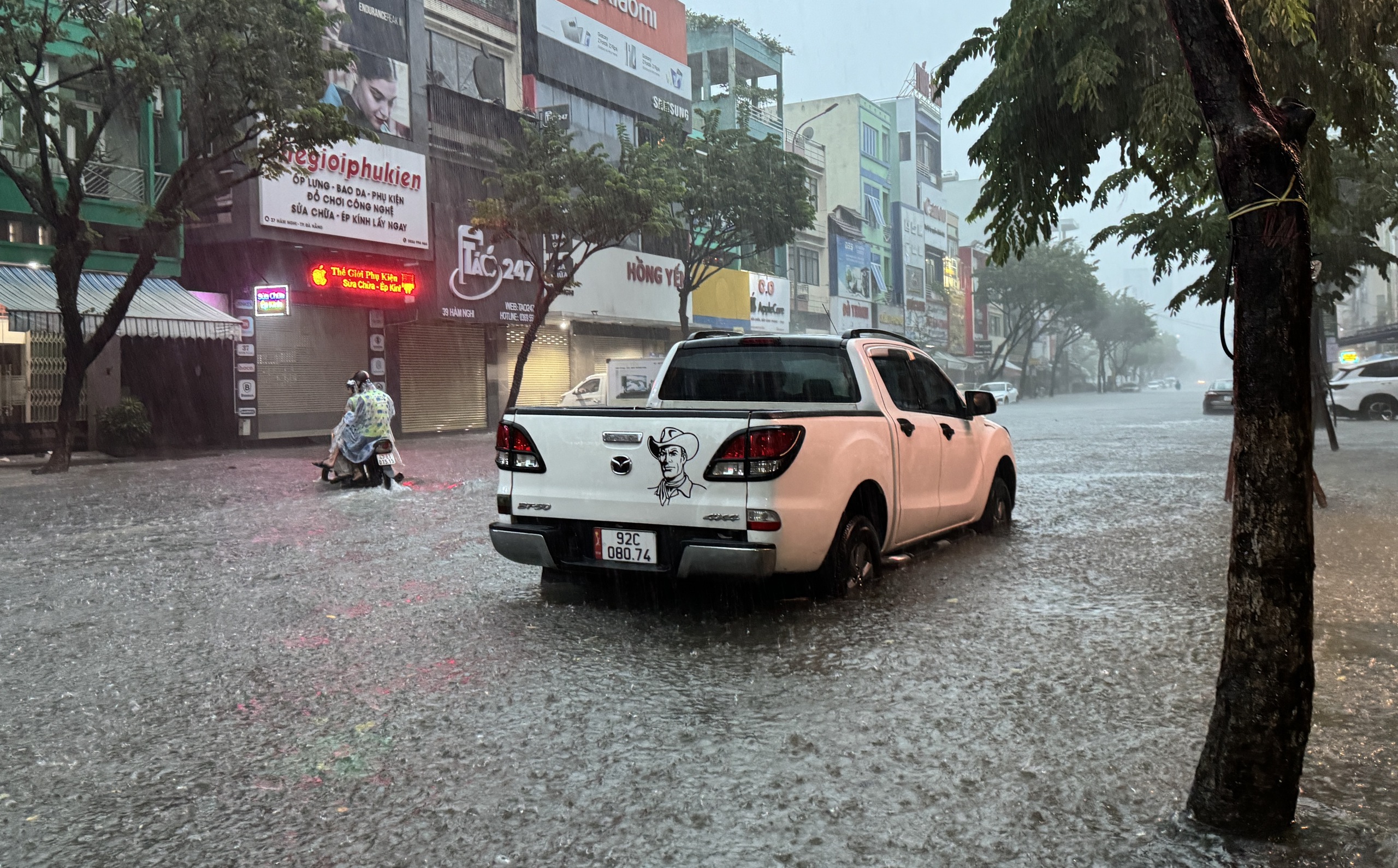 Người dân Đà Nẵng đang “lội nước” ở khắp các nẻo đường, nhiều trường thông báo nghỉ học - Ảnh 12.