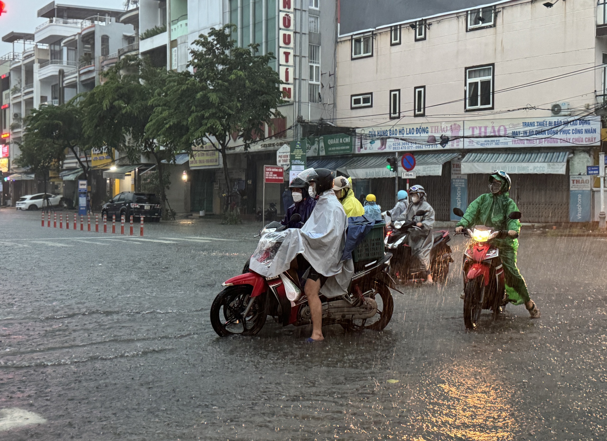 Người dân Đà Nẵng đang “lội nước” ở khắp các nẻo đường, nhiều trường thông báo nghỉ học - Ảnh 13.