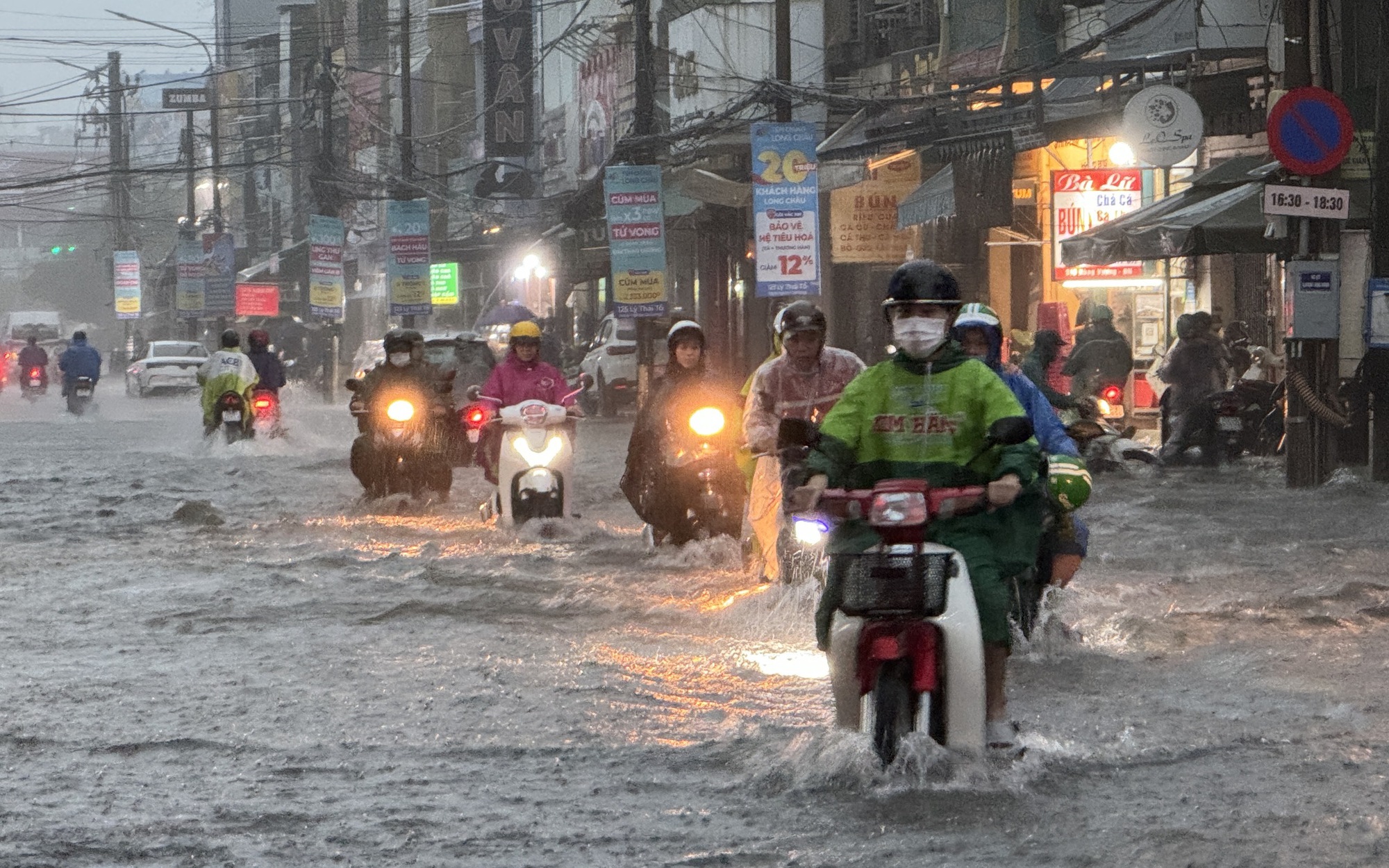 Người dân Đà Nẵng đang “lội nước” ở khắp các nẻo đường, nhiều trường thông báo nghỉ học 