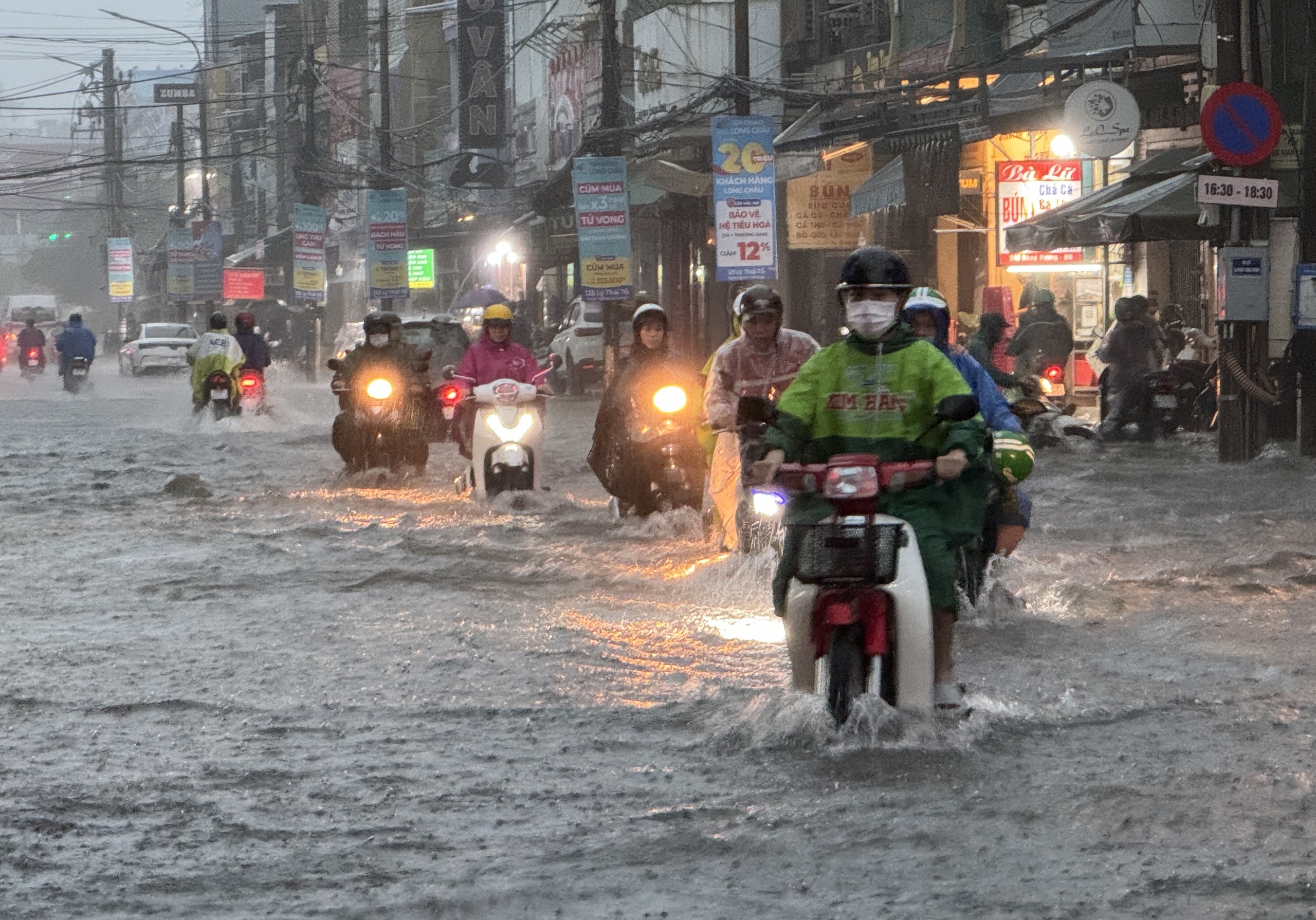 Người dân Đà Nẵng đang “lội nước” ở khắp các nẻo đường, nhiều trường thông báo nghỉ học - Ảnh 14.