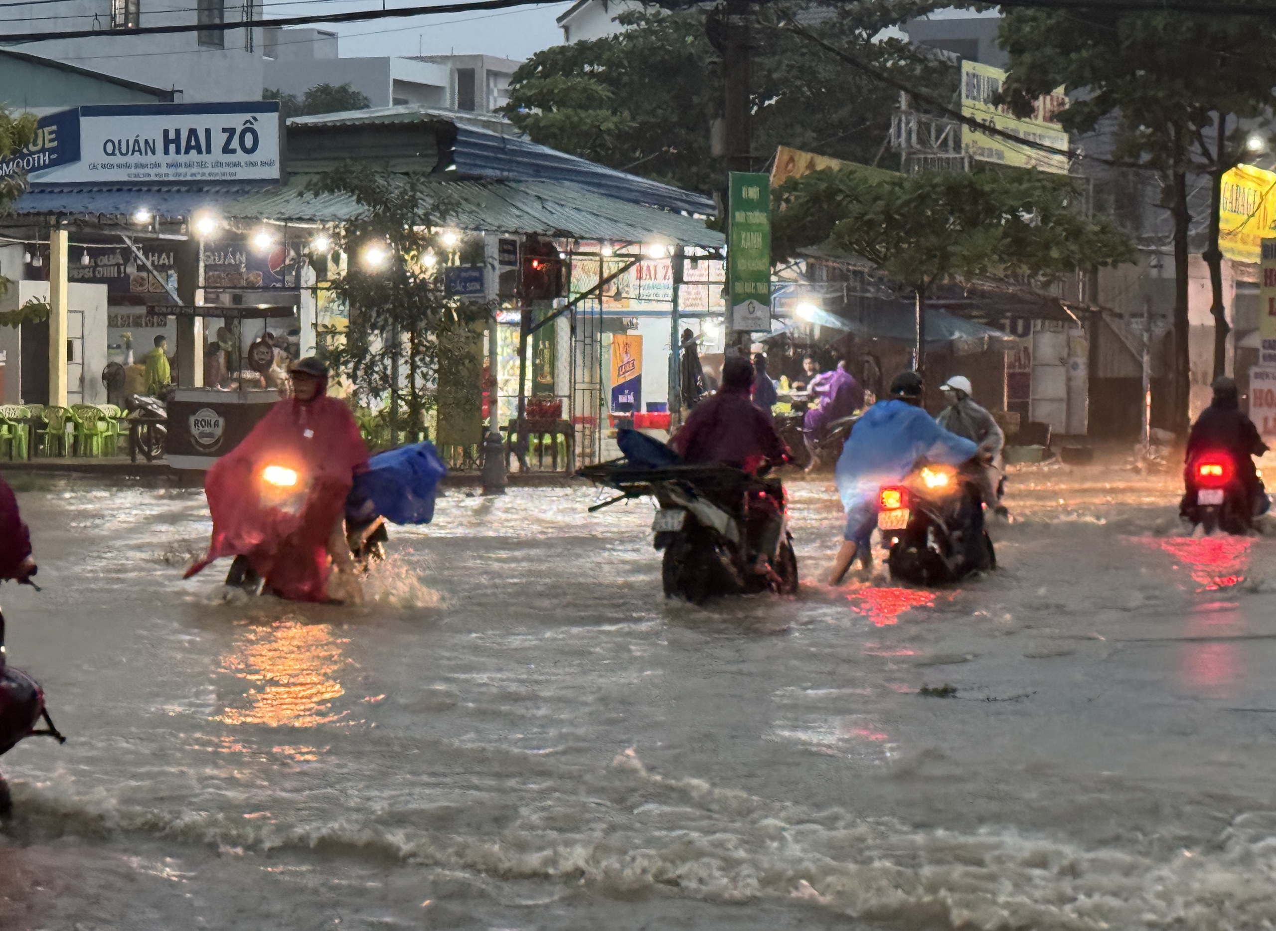 Người dân Đà Nẵng đang “lội nước” ở khắp các nẻo đường, nhiều trường thông báo nghỉ học - Ảnh 6.