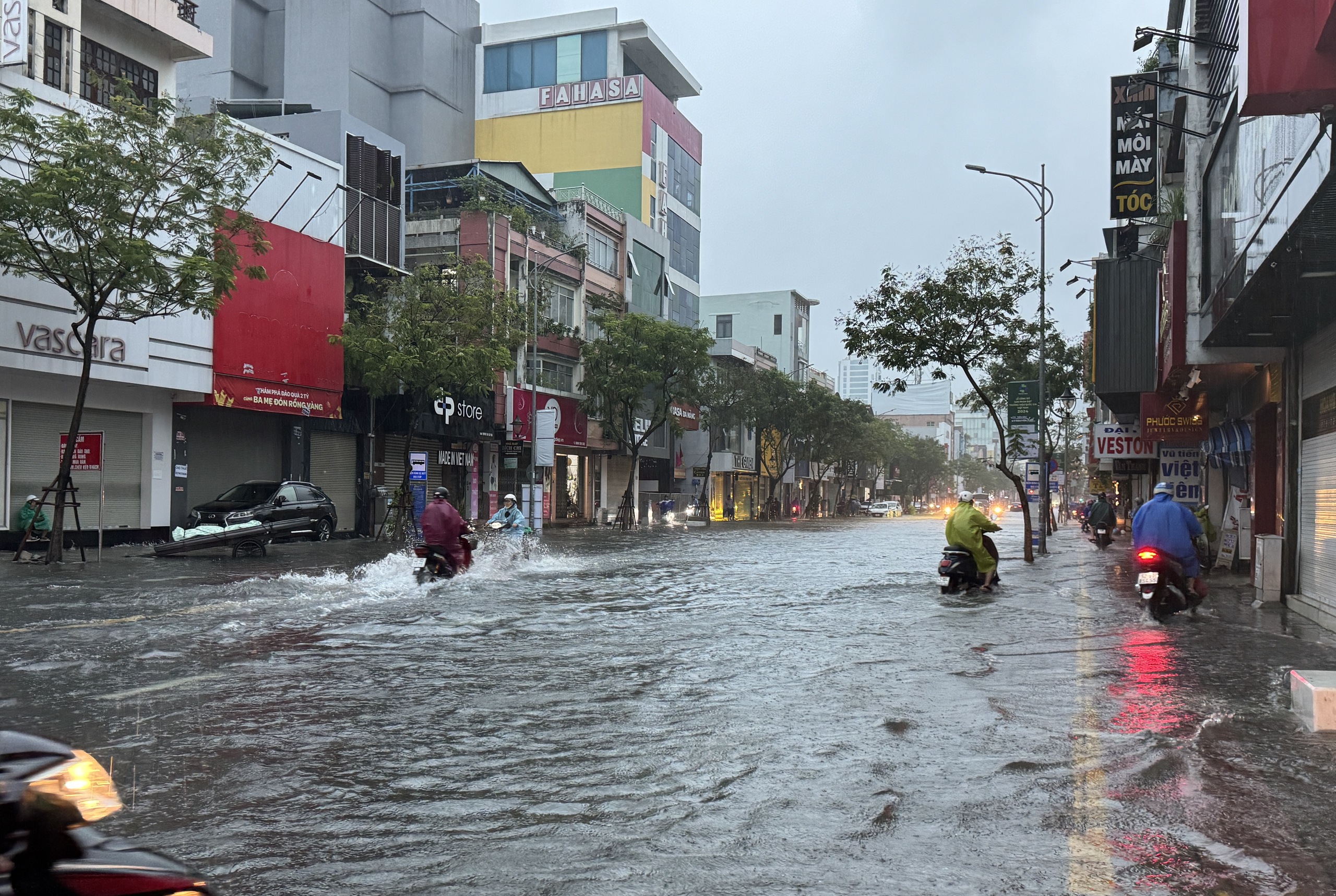 Người dân Đà Nẵng đang “lội nước” ở khắp các nẻo đường, nhiều trường thông báo nghỉ học - Ảnh 7.