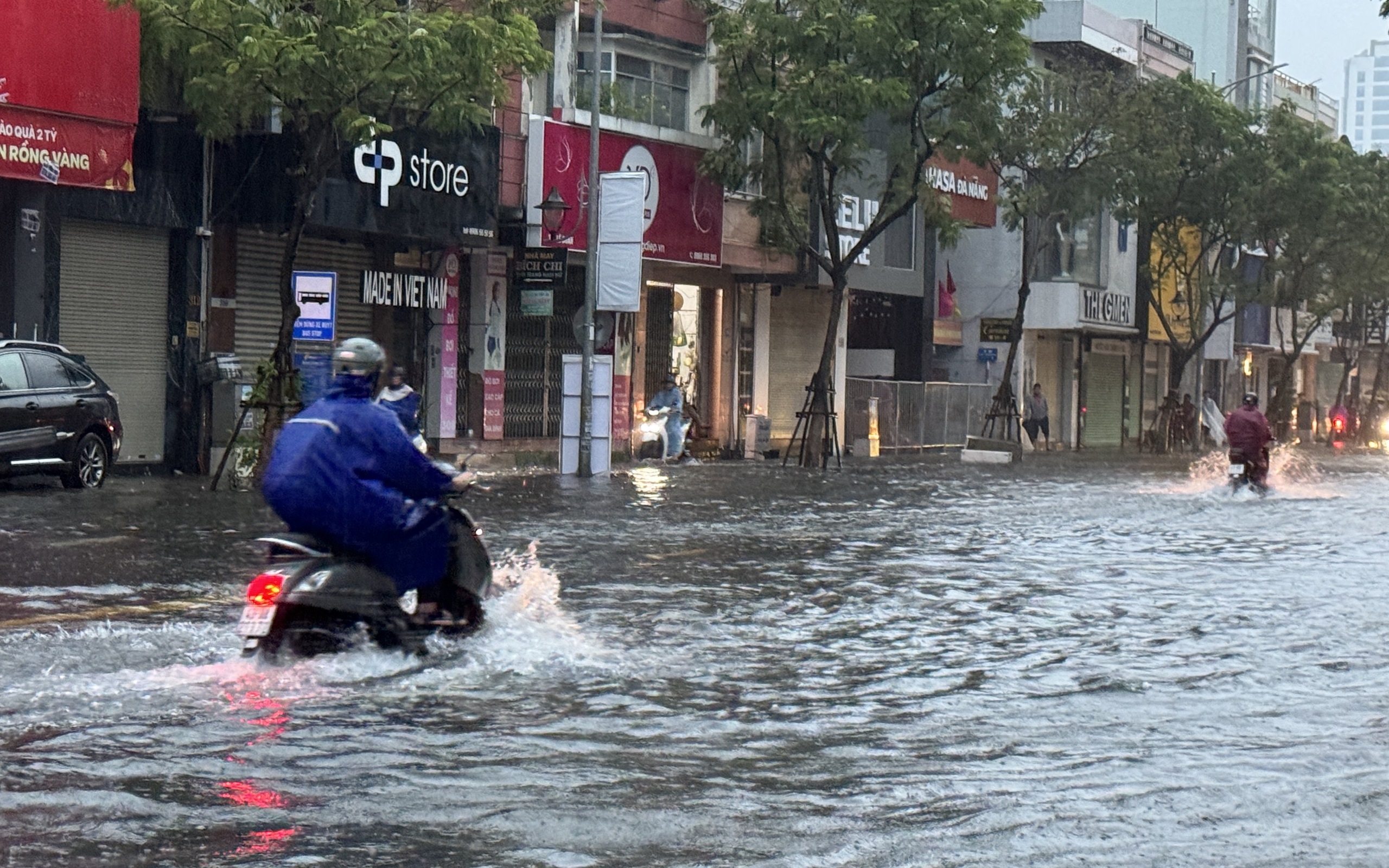 Người dân Đà Nẵng đang “lội nước” ở khắp các nẻo đường, nhiều trường thông báo nghỉ học - Ảnh 8.