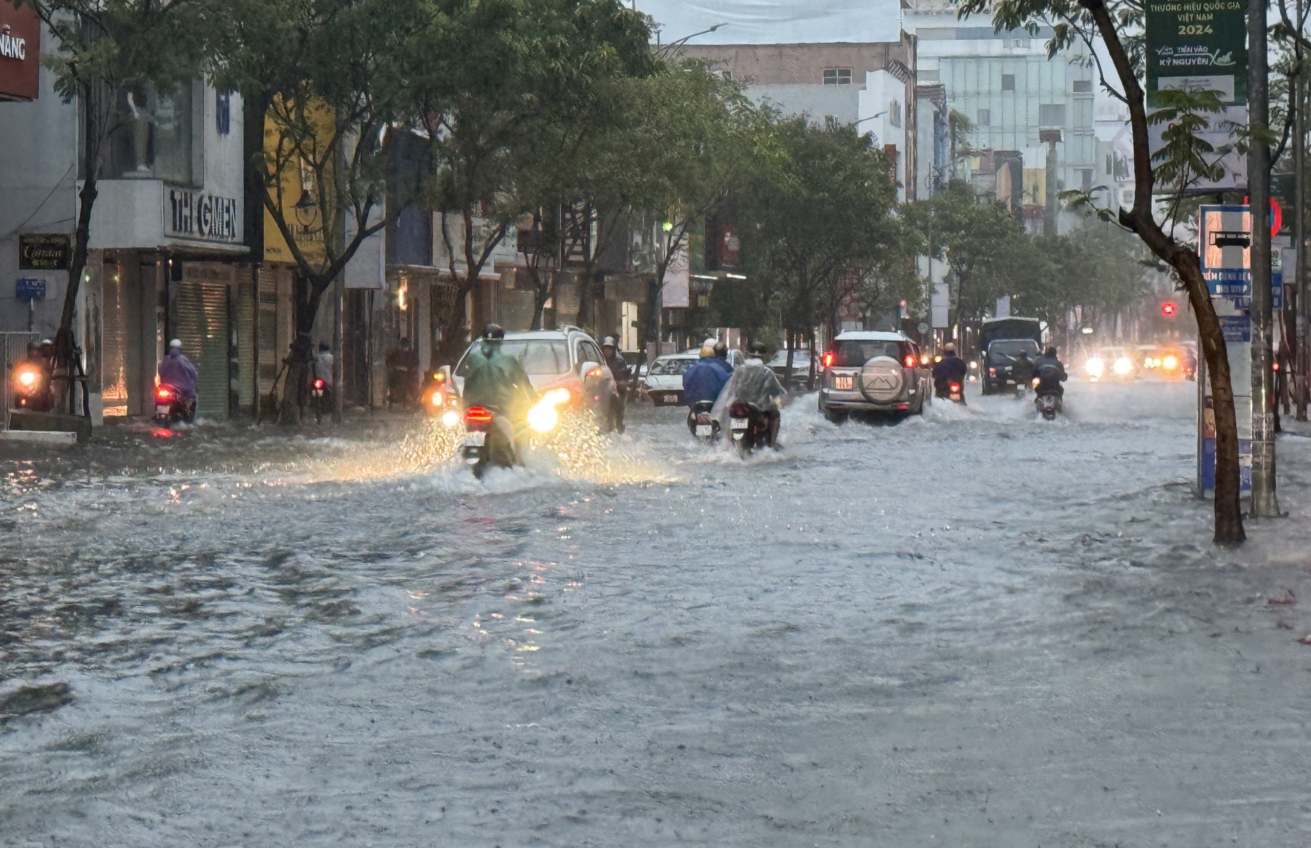 Người dân Đà Nẵng đang “lội nước” ở khắp các nẻo đường, nhiều trường thông báo nghỉ học - Ảnh 10.