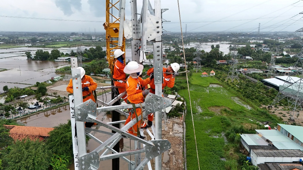 A group of people in orange uniforms  Description automatically generated