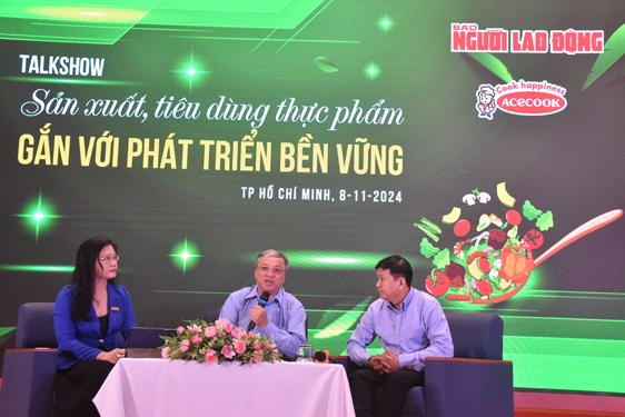 Các diễn giả tham gia talkshow “Sản xuất, tiêu dùng thực phẩm gắn với phát triển bền vững”, sáng 8-11Ảnh: TẤN THẠNH