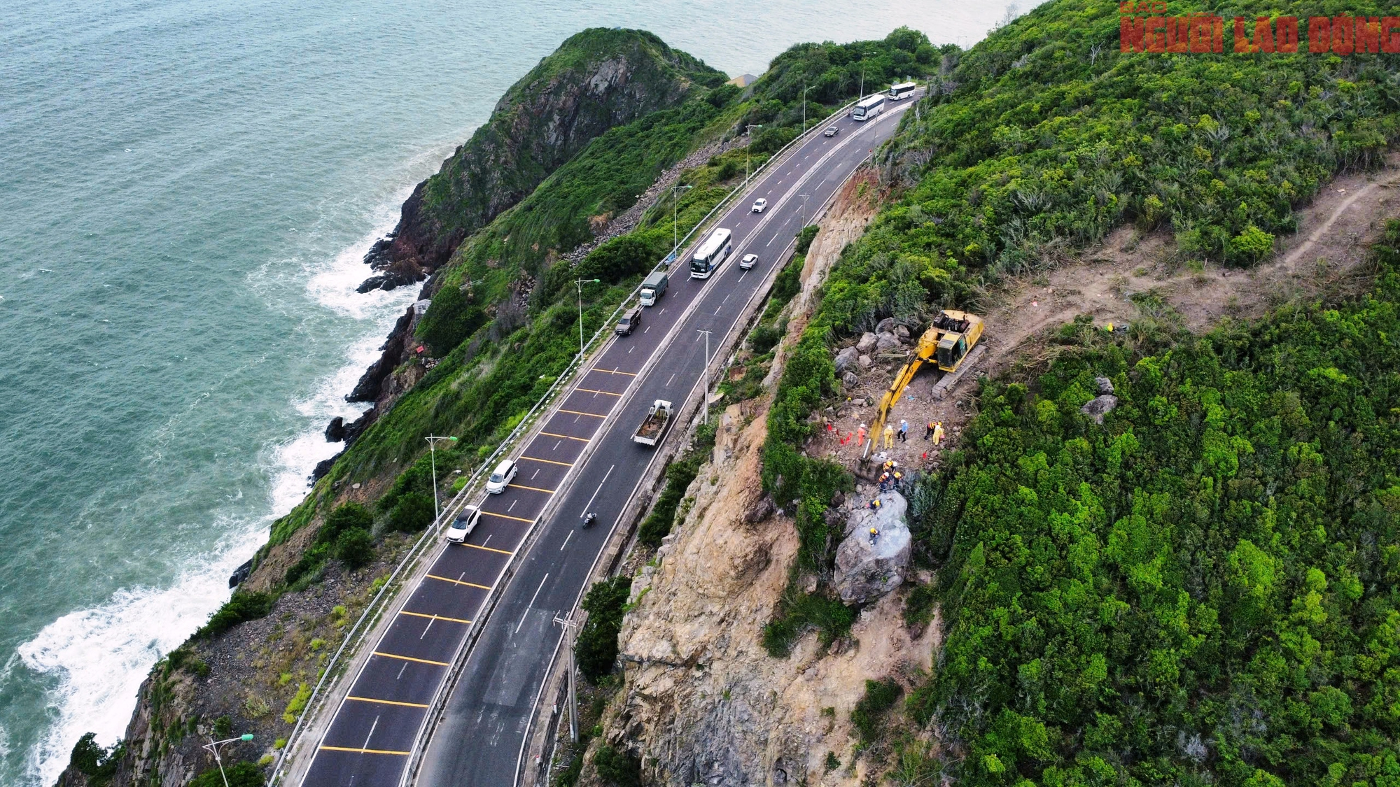 Cận cảnh nổ mìn phá khối đá "uy hiếp" đường nối sân bay Cam Ranh- Ảnh 1.