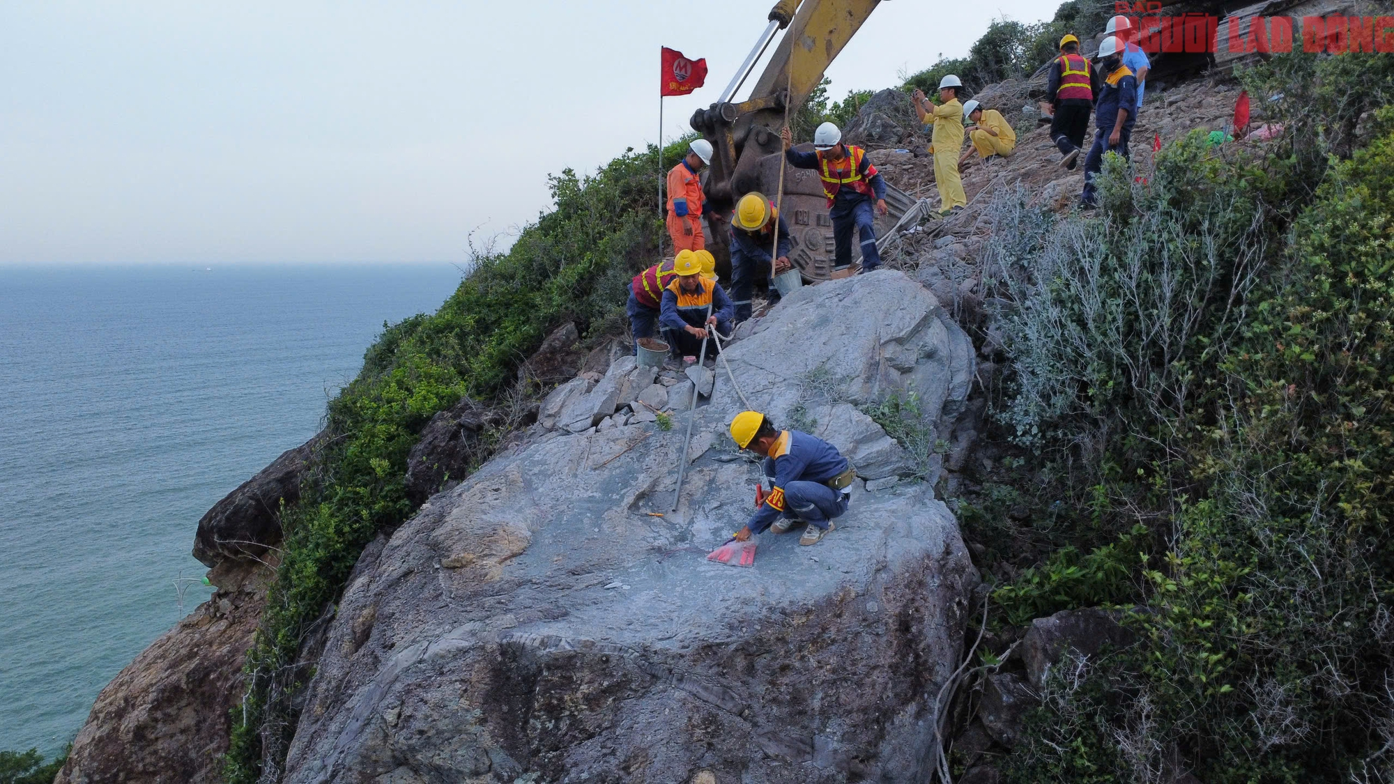 Cận cảnh nổ mìn phá khối đá "uy hiếp" đường nối sân bay Cam Ranh- Ảnh 2.