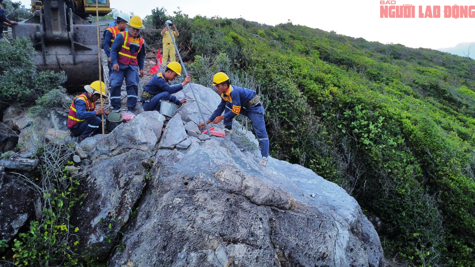 Cận cảnh nổ mìn phá khối đá "uy hiếp" đường nối sân bay Cam Ranh- Ảnh 5.