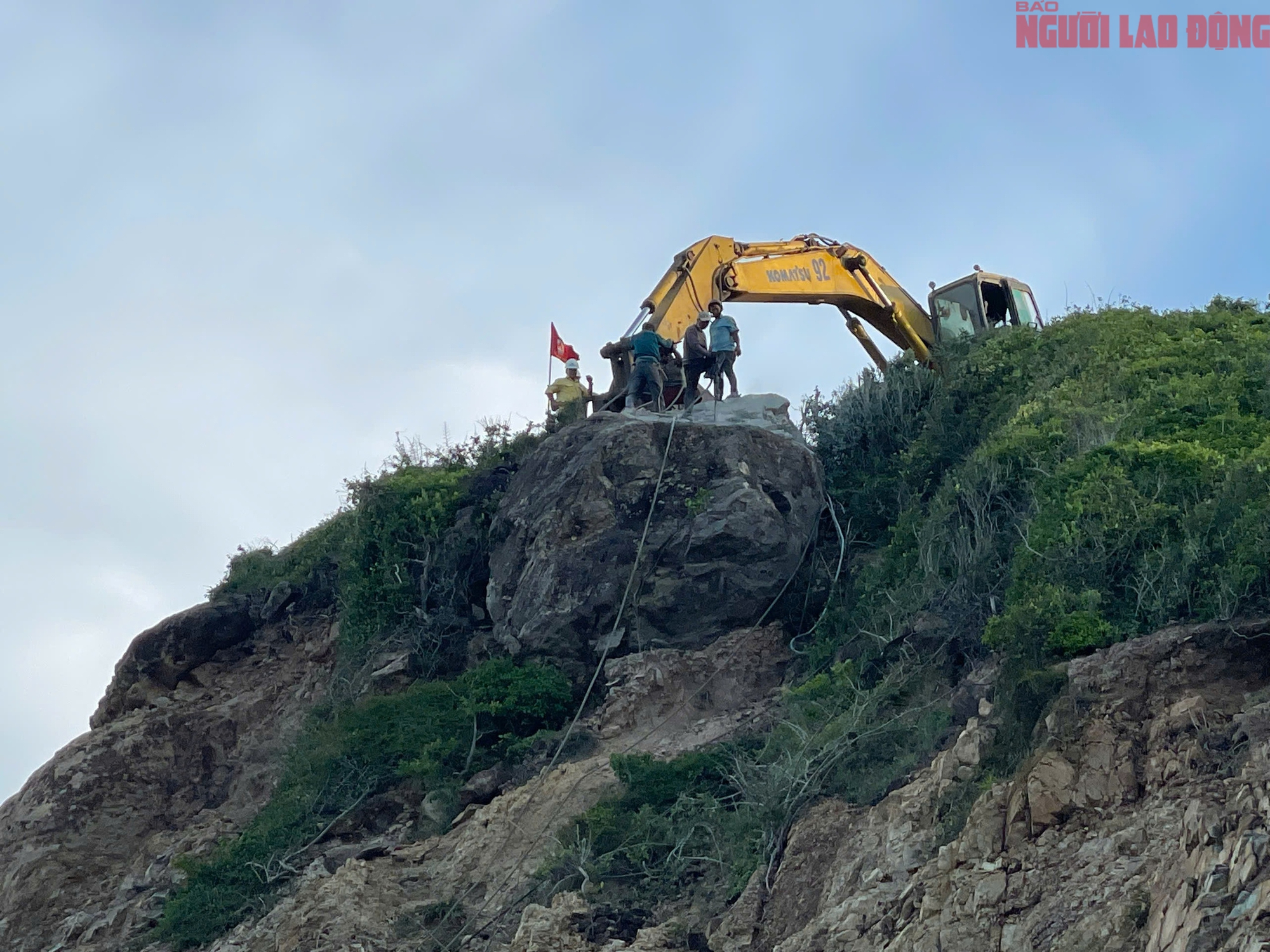 Cận cảnh nổ mìn phá khối đá "uy hiếp" đường nối sân bay Cam Ranh- Ảnh 6.