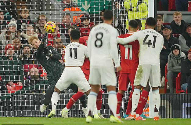 "Song sát" Nunez-Salah lập công, Liverpool bỏ xa Man City 5 điểm- Ảnh 6.