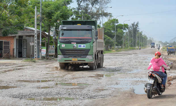 Nhiều tuyến đường tại Khu Kinh tế Dung Quất bị xuống cấp, đứt đoạn