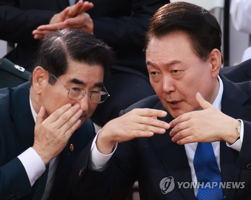 This file photo, taken Oct. 1, 2024, shows former Defense Minister Kim Yong-hyun (L) and President Yoon Suk Yeol. (Yonhap)