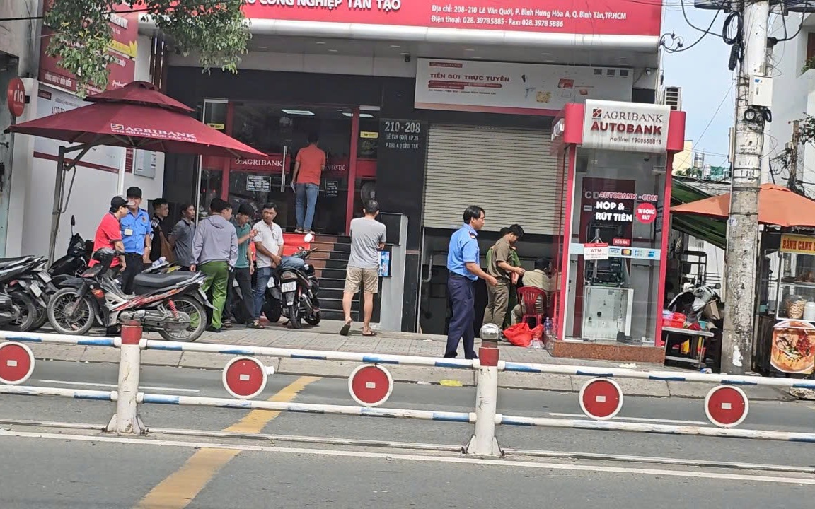 Công an làm việc với người đàn ông đập phá nhiều trụ ATM- Ảnh 2.