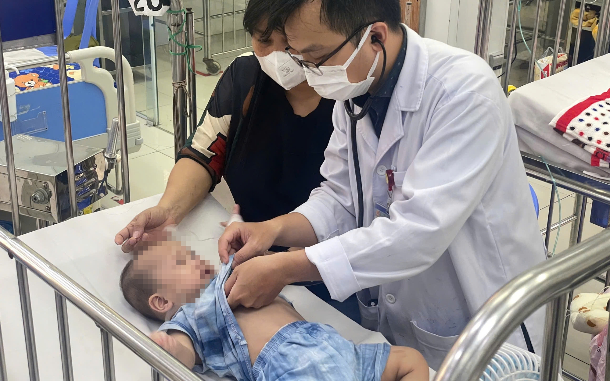 Cuộc chạy đua sinh tử cứu b&eacute; 8kg vi&ecirc;m phổi nặng - Ảnh 2.