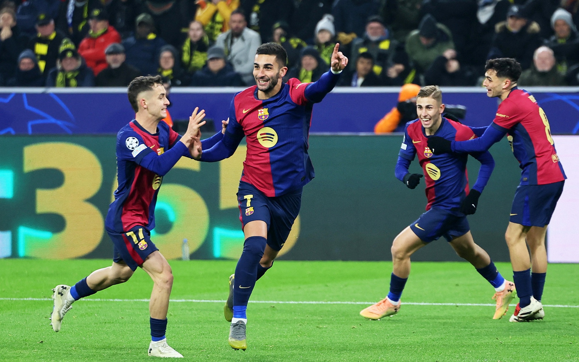 Rượt đuổi tỉ số hấp dẫn, Barcelona thắng nghẹt thở chủ nhà Dortmund