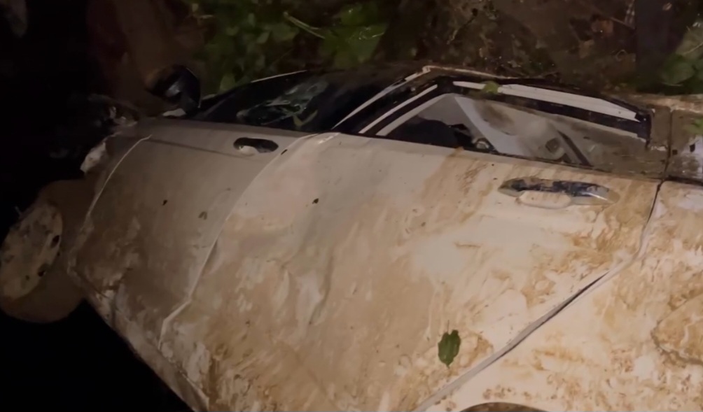 ダイニン峠で6人を乗せた車が奈落の底に転落 - 写真1。 Ô tô chở 6 người lao xuống vực trên đèo Đại Ninh- Ảnh 1.