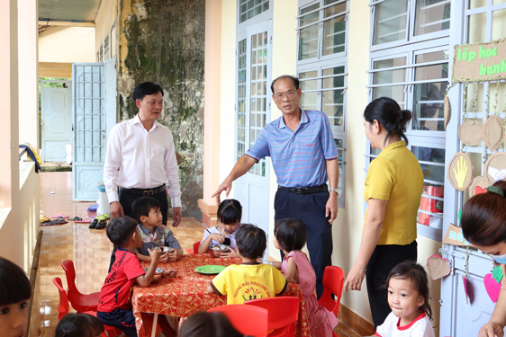 Ông Trịnh Văn Thành (giữa) cùng lãnh đạo huyện Phú Riềng thăm điểm trường thôn 7, Trường Tiểu học Vừ A Dính, xã Long Bình, nơi ông hiến đất xây dựng trường học