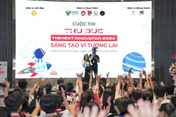 Thích Ý Nhi tràn đầy năng lượng, truyền cảm hứng và cổ vũ cho các thí sinh tại cuộc thi The Next Innovator 2024