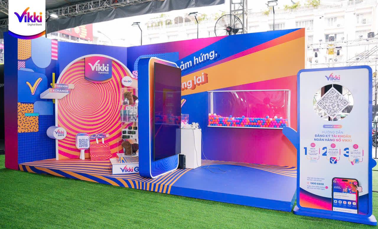 Trải nghiệm ngân hàng số Vikki tại Flavors Festival 2024- Ảnh 1. A display of a cell phone Description automatically generated