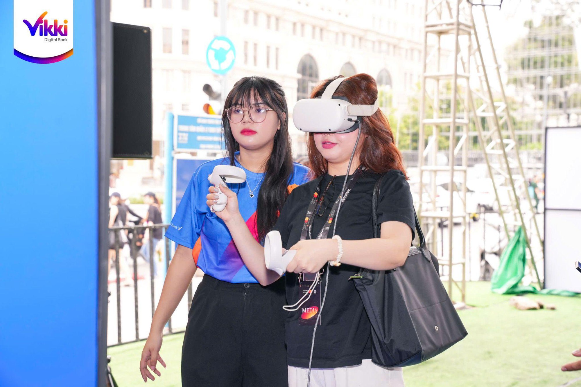 Trải nghiệm ngân hàng số Vikki tại Flavors Festival 2024- Ảnh 2. Two women wearing virtual reality headsets Description automatically generated