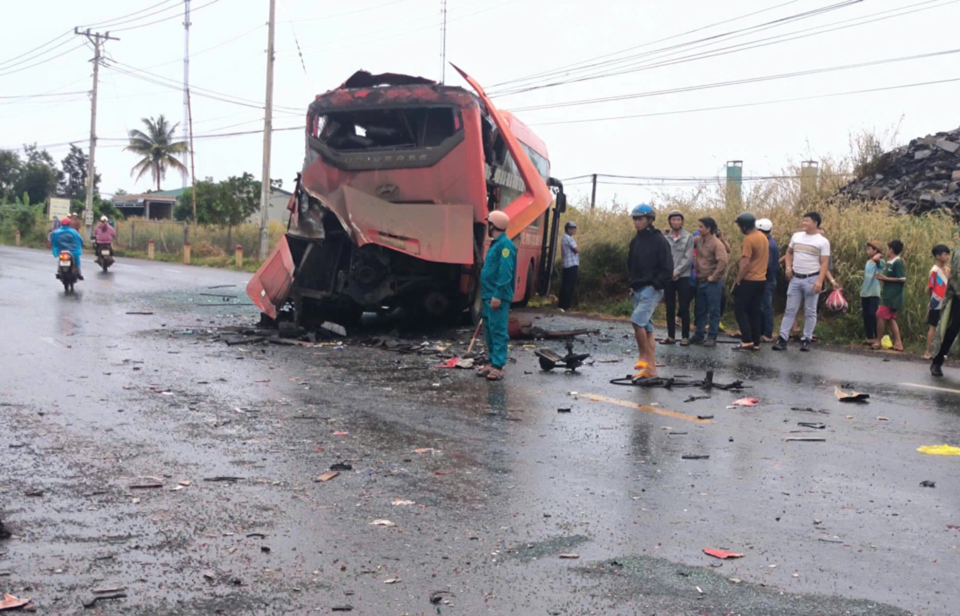 Kinh hãi hiện trường hai xe khách tông nhau trên Quốc lộ 14, 3 người thương vong- Ảnh 1.