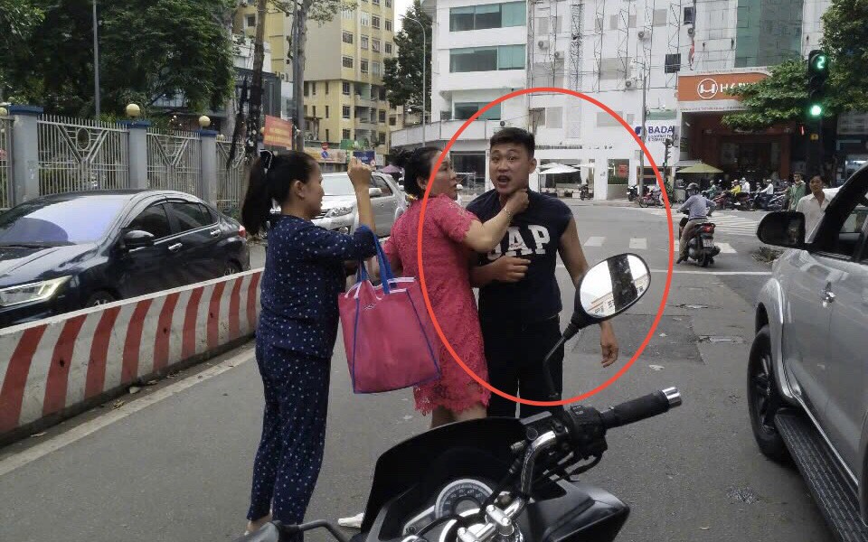 Xôn xao clip “chạy lấn làn còn hùng hổ đánh người” ở Buôn Ma Thuột- Ảnh 2.
